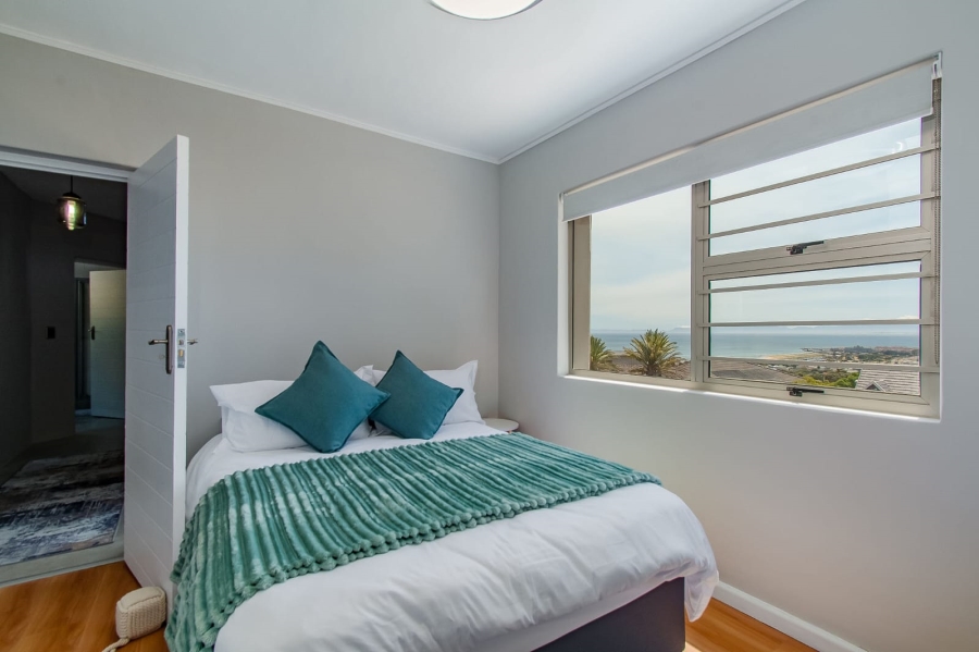 To Let 4 Bedroom Property for Rent in Mountainside Western Cape